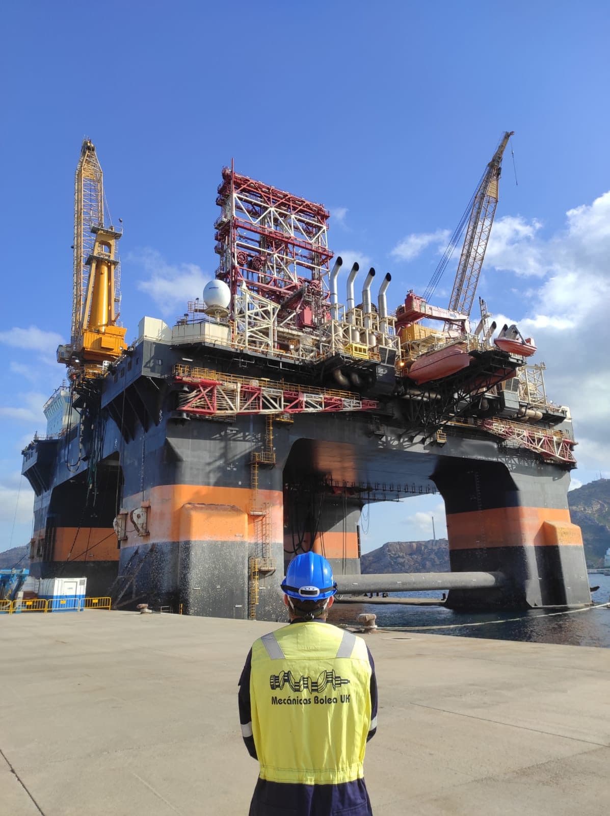 Interior de un intercambiador industrial con tubos